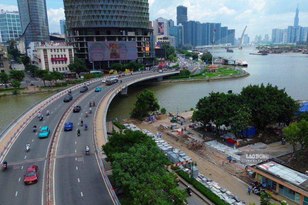 Các hàng rào chắn công trình đã được tháo dỡ mở toang không gian thông thoáng ven sông. Ảnh: Anh Tú