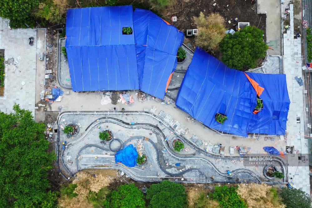Khu vực thi công hạng mục hồ nước, chiếu sáng nghệ thuật đang gấp rút hoàn thiện. Ảnh: Anh Tú