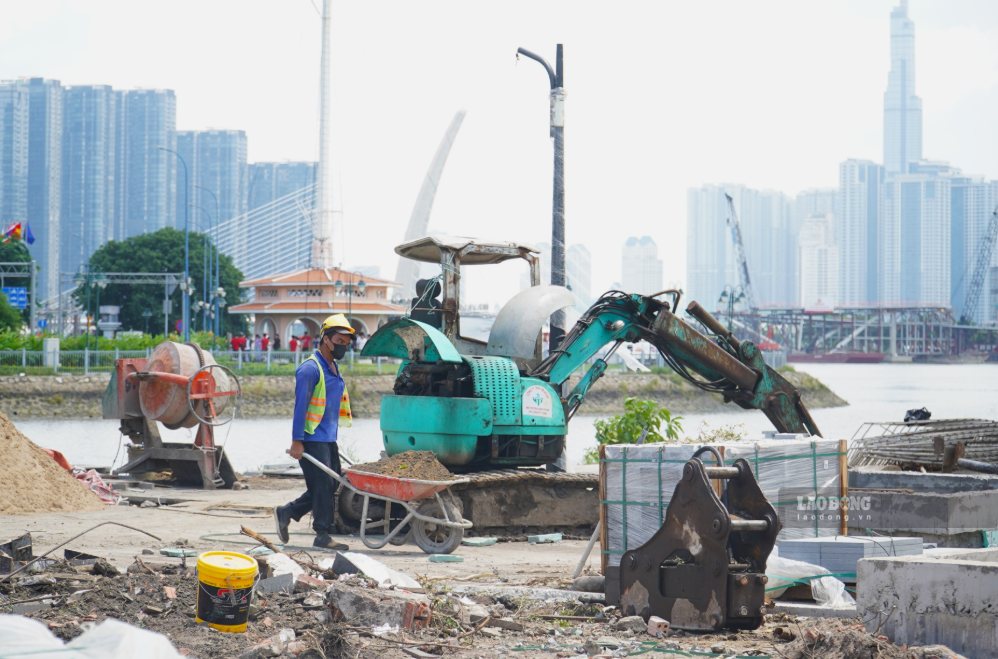 Tháo dỡ rào chắn cũ mở toang không gian công cộng ven sông