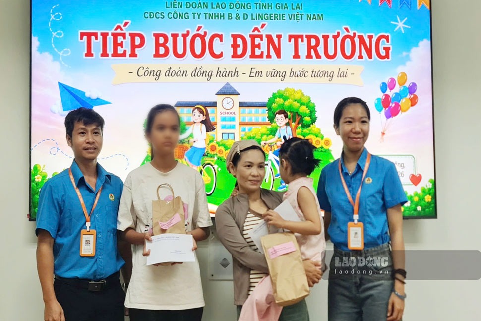 The grassroots trade union of B&D Lingerie Vietnam Co., Ltd. supports students who are children of union members and workers before the new school year. Photo: Huy Trang