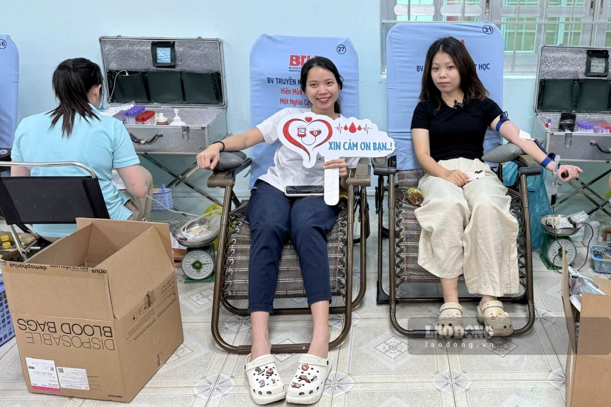 Union members and volunteer workers participate in blood donation in Rach Dua ward. Photo: Thanh An