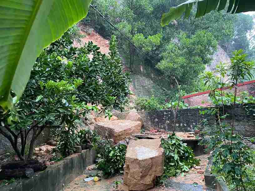 Storm No. 4 caused heavy rain, landslides and rocks appeared in the mountainous area of Phuc Thanh village. Photo: Nam An Phu Commune