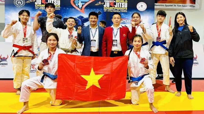 Coach Bui Dinh Tien (red shirt) and Vietnamese jujitsu martial artists always focus on competing in international tournaments to achieve high results. Photo: Tien Bui