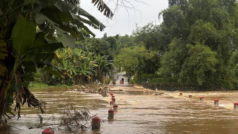 Heavy rain causes landslides, water rises and overflows, affecting traffic. Photo: Phuc Loc commune electronic information page