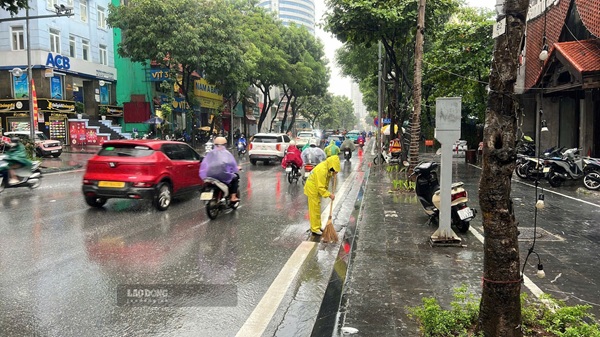 Hanoi heavy rain, traffic basically smooth. Photo: Minh Hanh