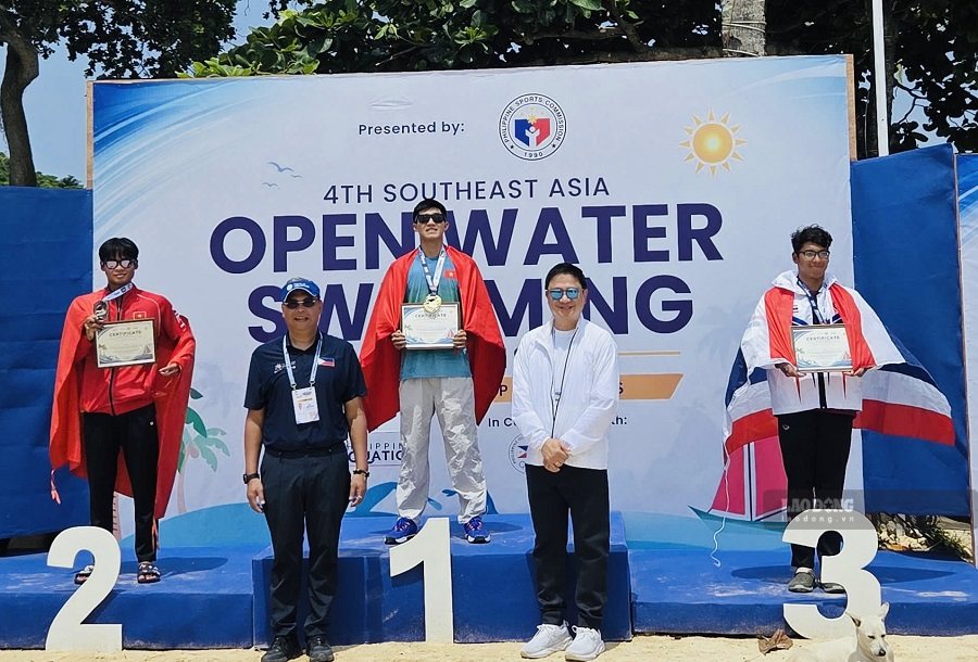 Athlete Do Ngoc Vinh has a gold medal on the last day of the 2026 Southeast Asian Open Water Swimming Championships. Photo: Hoai Viet