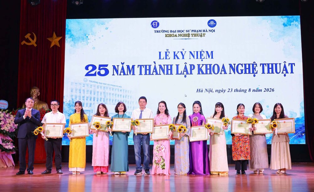 Hanoi National University of Education rewards lecturers and staff with outstanding achievements and contributions to the Faculty of Arts. Photo: Thanh Tung/VNA