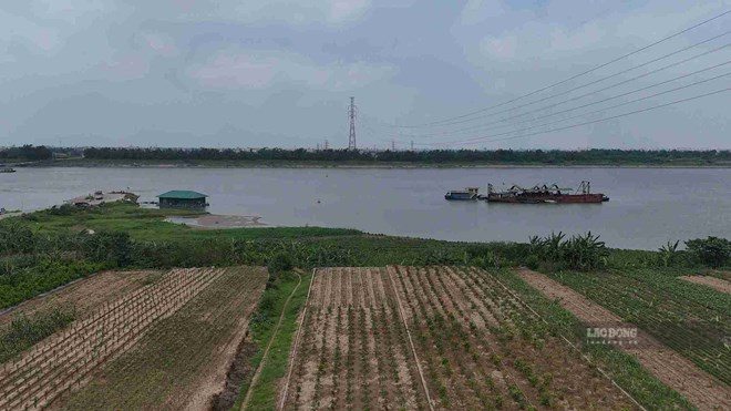 Hung Yen resolutely handles violations at riverside wharves. Photo: Mai Huong