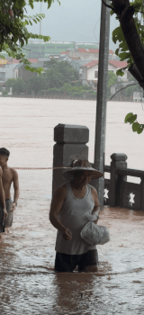 Lũ sông Kỳ Cùng đã vượt báo động 3, nước tràn vào các khu dân cư ven sông gây ngập úng. Ảnh: Khánh Linh