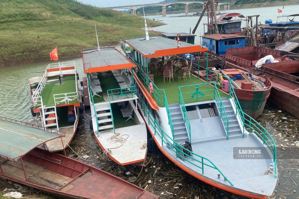 Three boats carrying tourists visiting the lake of Pauon Ecolakes eco-tourism area, Quynh Nhai commune have stopped operating for many months now. Photo: Truong Son