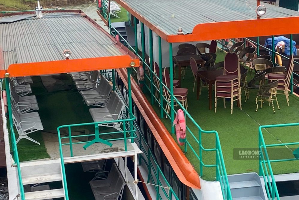 Tàu trở khách du lịch lonhf hồ Quỳnh Nhai phơi nắng, phơi mưa và có nhiều dấu hiệu xuống cấp. Ảnh: Trường Sơn