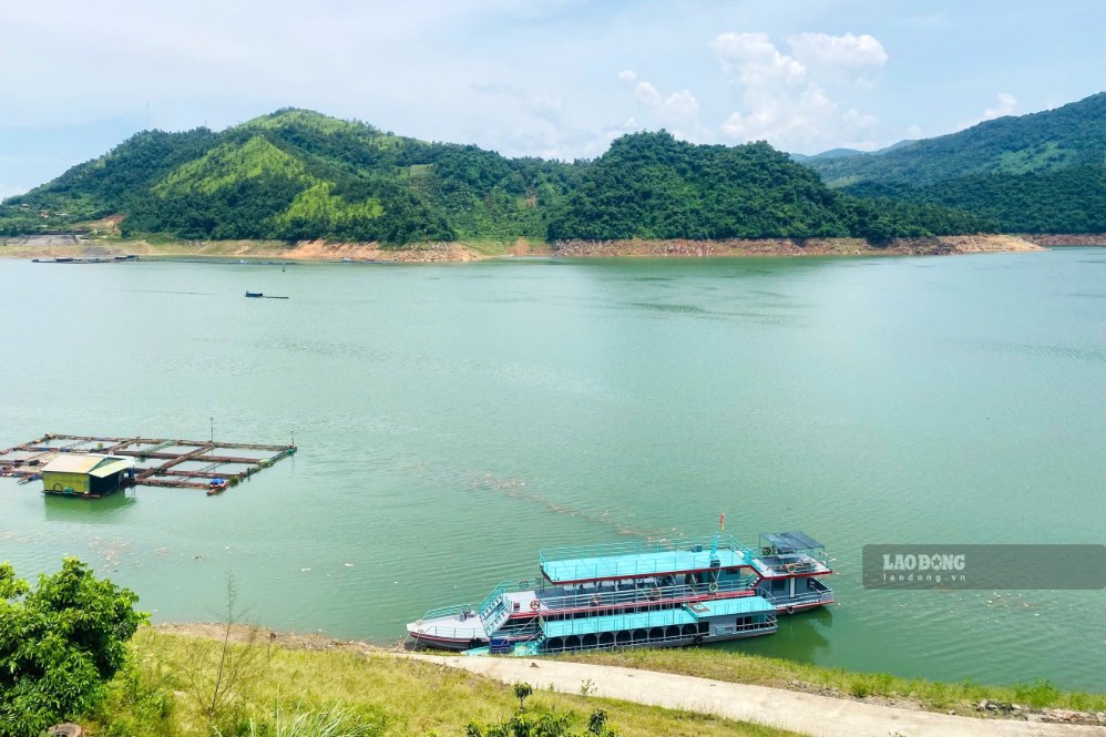 Hai tàu trở khách của Công ty TNHH Đầu tư và Phát triển du lịch Quỳnh Nhai đã dừng hoạt động nhiều tháng nay. Ảnh: Trường Sơn