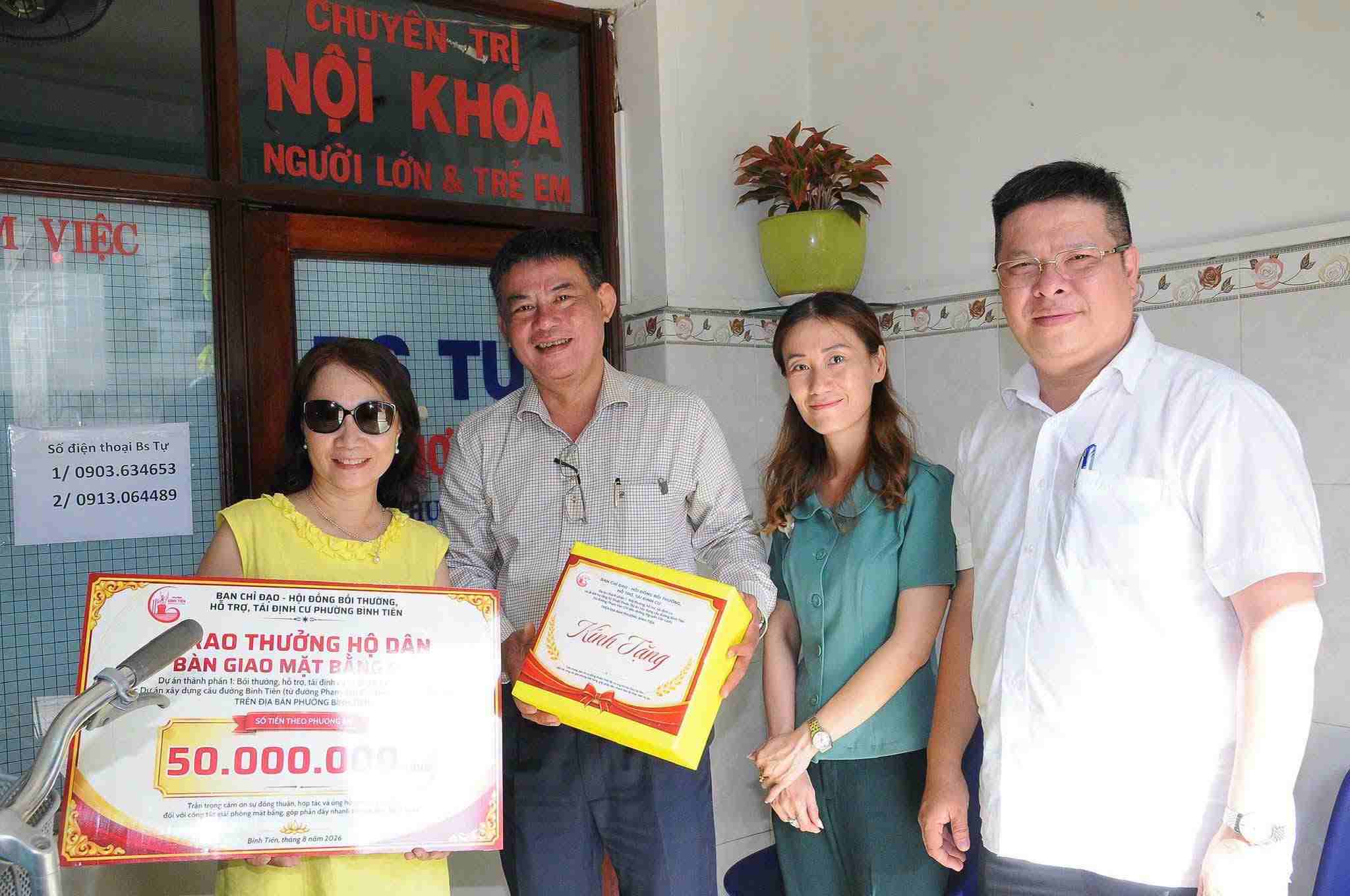 Hộ dân ở phường Bình Tiên nhận thưởng 50 triệu đồng vì bàn giao mặt bằng sớm. Ảnh: UBND phường Bình Tiên