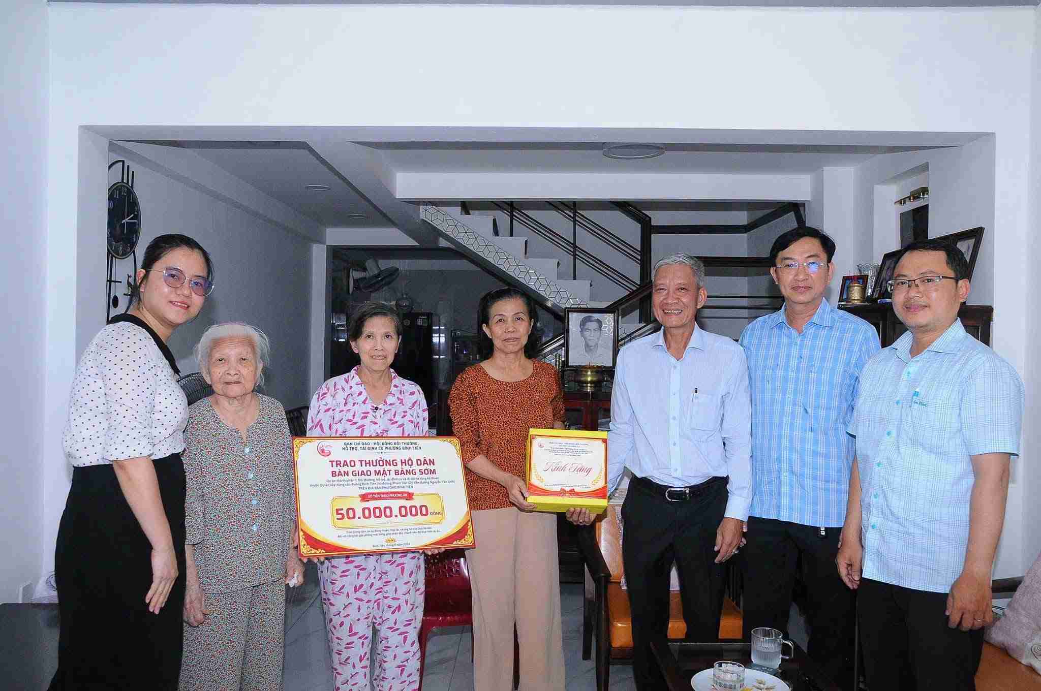 Binh Tien Ward hands over 50 million VND to households to hand over early land for the Binh Tien bridge and road project. Photo: People's Committee of Binh Tien Ward