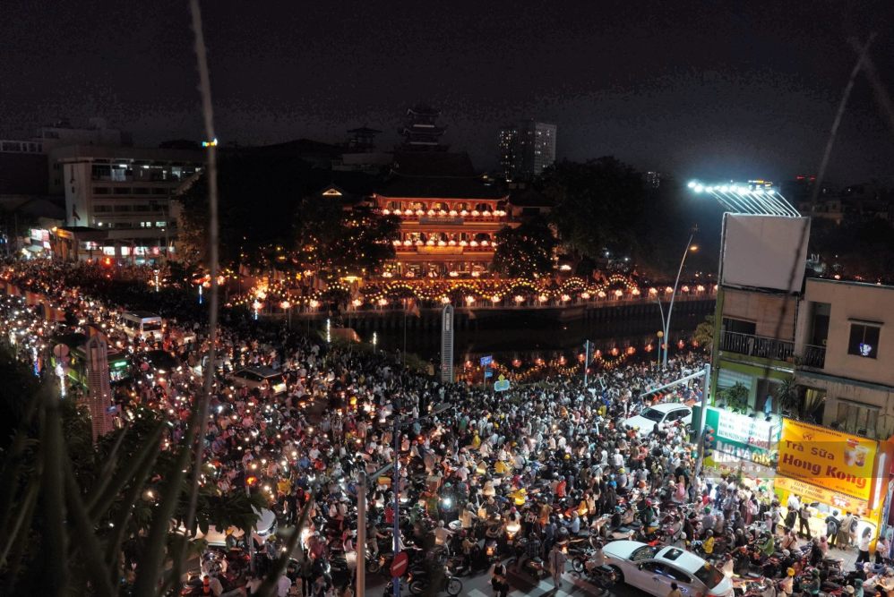 The number of people coming to Phap Hoa Pagoda, Ho Chi Minh City increased sharply during the days of activities, people should consider choosing transportation and suitable parking spots. Photo: Huu Chanh