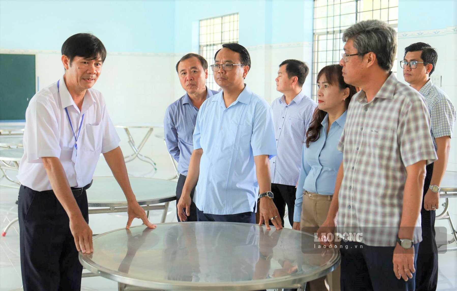 Ông Đặng Hồng Sỹ - Phó Bí thư Thường trực Tỉnh ủy Lâm Đồng kiểm tra công tác chuẩn bị cho năm học mới trên địa bàn tỉnh. Ảnh: Nguyễn Luân 