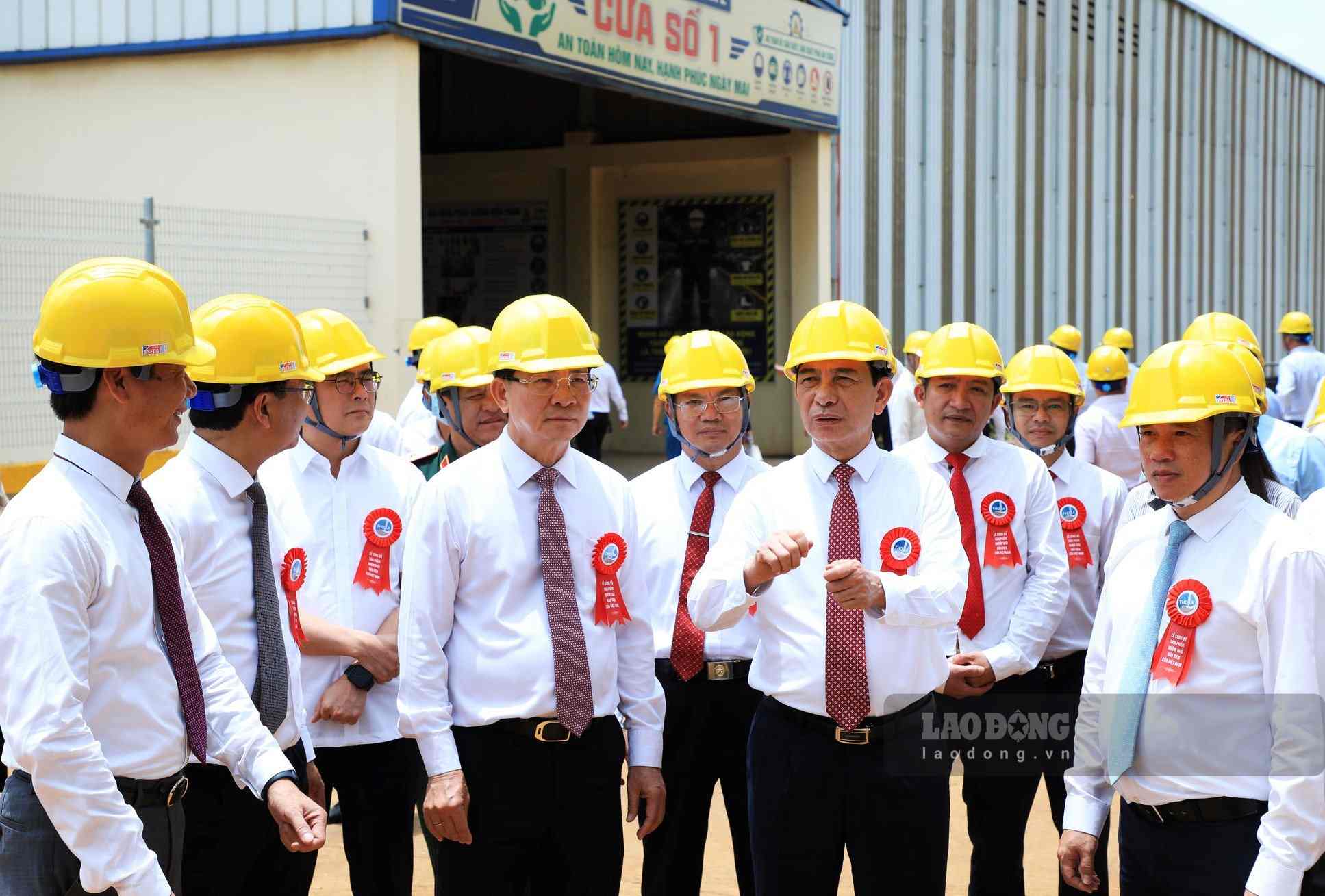 Đại tướng Phan Văn Gia - Ủy viên Bộ Chính trị, Phó thủ tướng Chính phủ, Bộ trưởng Bộ Quốc phòng và lãnh đạo tỉnh Lâm Đồng tham quan nhà máy điện phân nhôm Đắk Nông. Ảnh: Phúc Khánh 