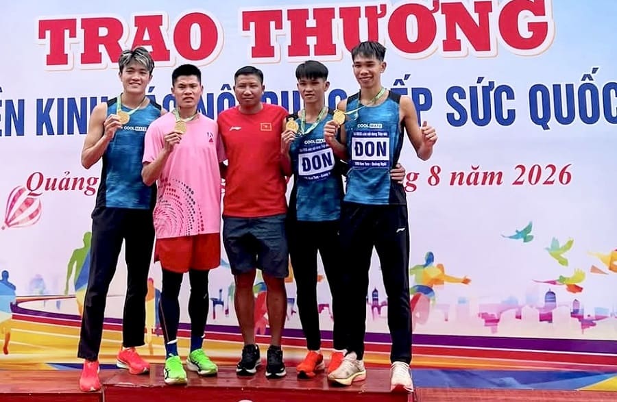 Luong Duc Phuoc (far left) and the Dong Nai athletics relay team break the national record in the 4x800m men's event. Photo: Character provided