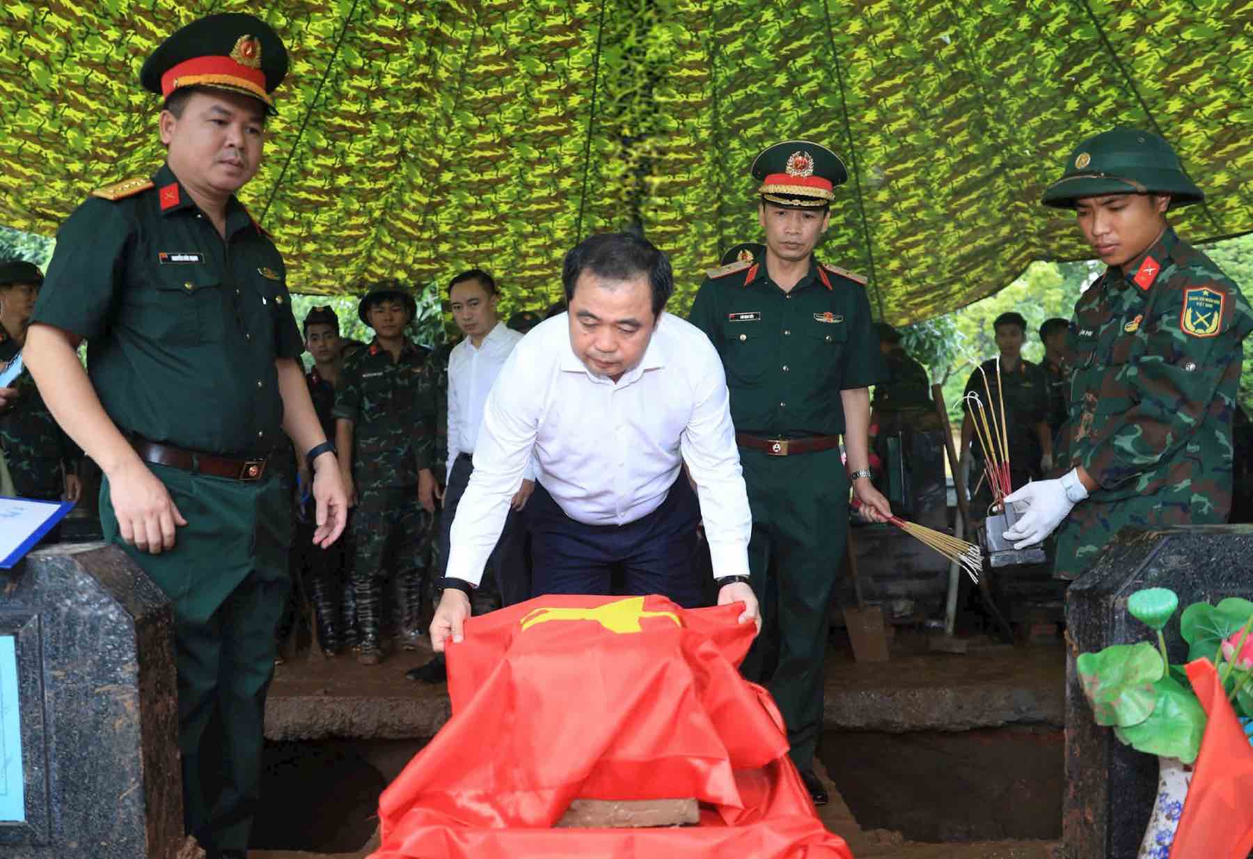Bí thư Thành ủy Hà Nội Trần Đức Thắng thành kính thực hiện nghi thức tại hiện trường quy tập và xác định danh tính hài cốt liệt sĩ tại Nghĩa trang Mai Dịch. Ảnh: UBND TP Hà Nội