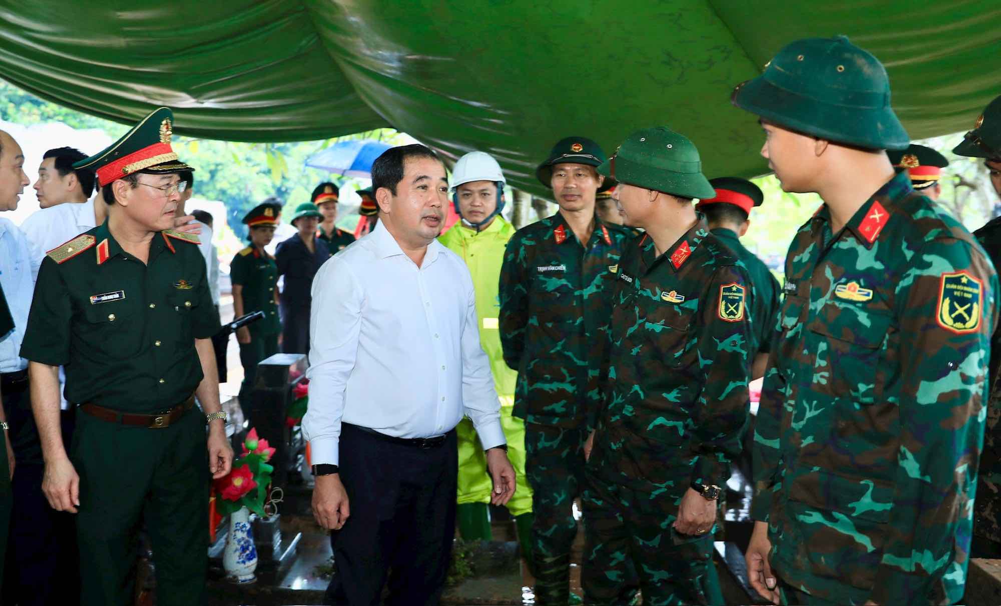 Politburo Member, Secretary of the Hanoi Party Committee exchanges and encourages forces performing the task of searching, repatriating and identifying martyrs' remains at Mai Dich Cemetery. Photo: Hanoi People's Committee