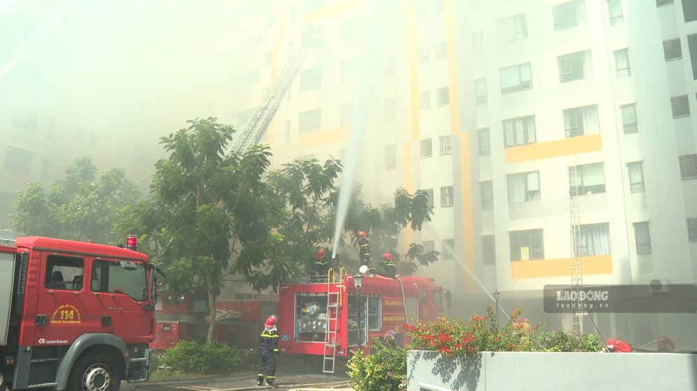 Forces participating in fire fighting drills at apartment buildings in Khanh Hoa. Photo: Phuong Linh