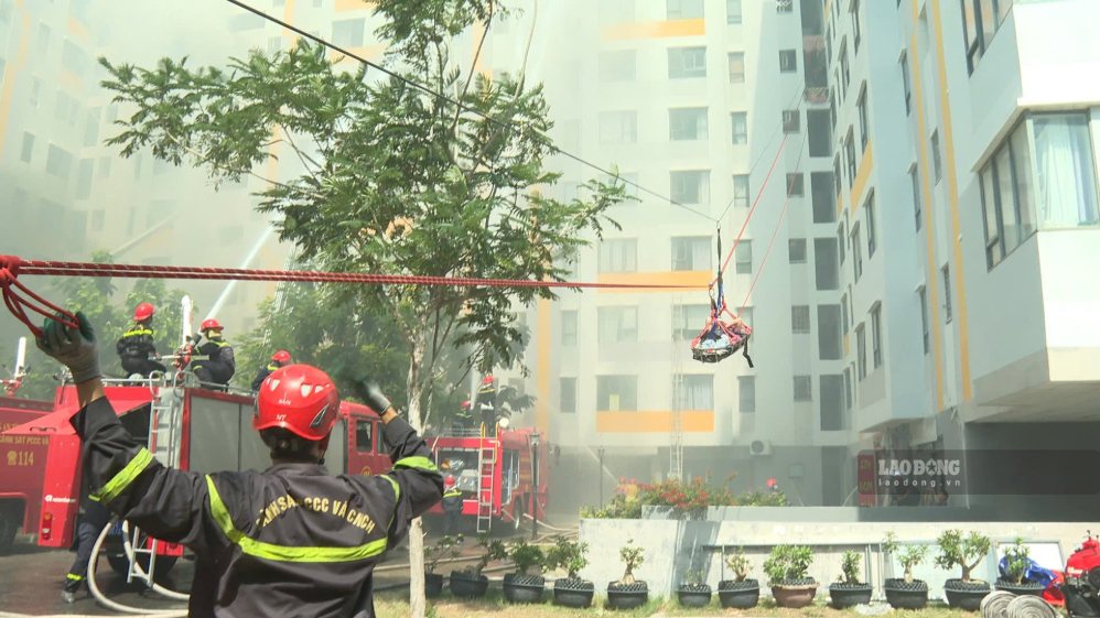 Các lực lượng thực hiện phương án cứu hộ nạn nhân trong chung cư khi xảy ra cháy. Ảnh: Phương Linh