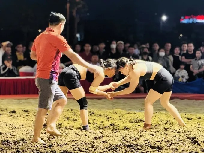 Vietnamese athletes are striving to accumulate experience in beach wrestling tournaments in Asia and the world. Photo: My Trang