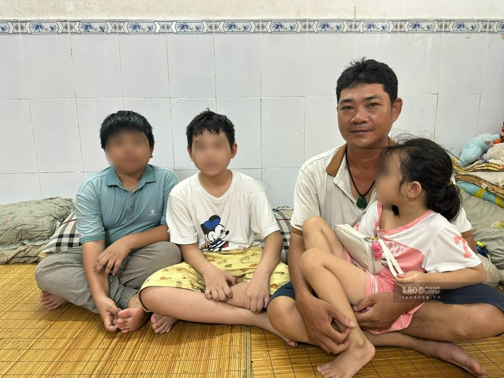 Mr. Long, in addition to taking care of his children, also took in baby An (neighbor's child, left cover). Photo: Minh Tam