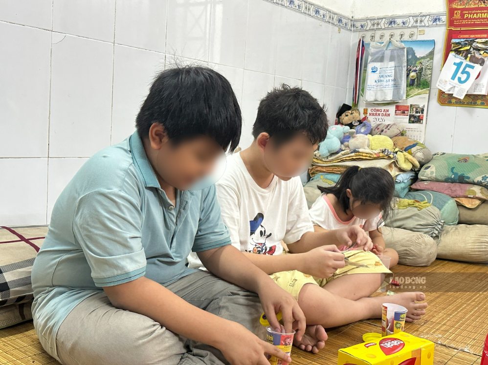 Bé Nguyễn Hoàng Thiên Ân (áo xanh) chơi cùng các con của anh Long. Ảnh: Minh Tâm