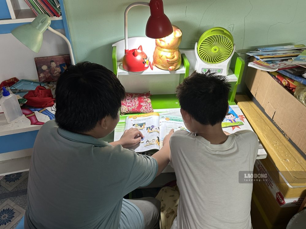 Bé Ân ngoài việc học của cá nhân, em còn dạy các em (con anh Long) bài tập về nhà. Ảnh: Minh Tâm