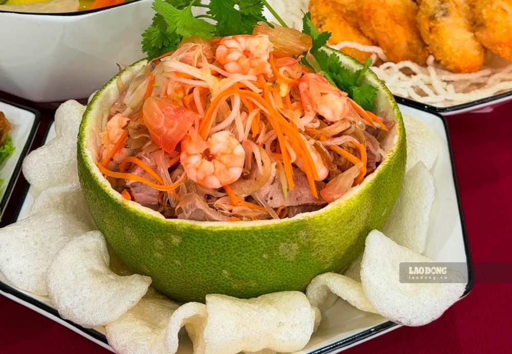 Sweet and sour pomelo shrimp salad dish for the offering tray on the full moon day of July. Photo: Ha Au