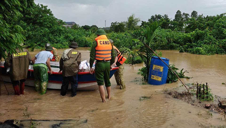 Bac Ninh Provincial Police support people to relocate property out of flooded and divided areas on the morning of August 23. Photo: Bac Ninh Provincial Police
