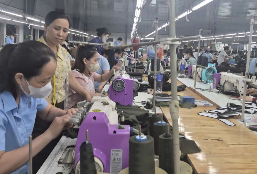 Ms. Ngo Thi Loan (yellow shirt, standing) is currently the Head of the Garment Team, Central Enterprise (MTV 19. 5). Photo: NVCC