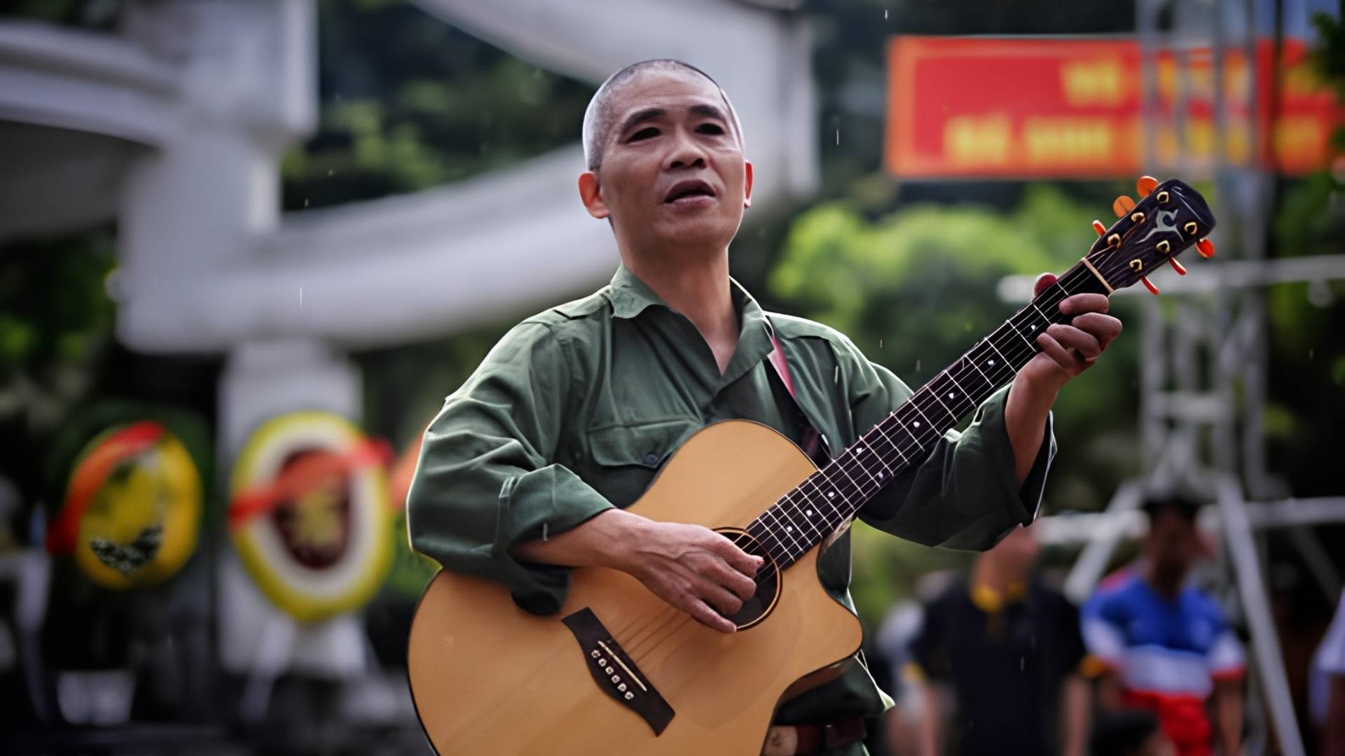 Truong Quy Hai sends his remembrance of comrades and family love through songs written about soldiers at the program "Gratitude for Birth 2026". Photo: Character provided