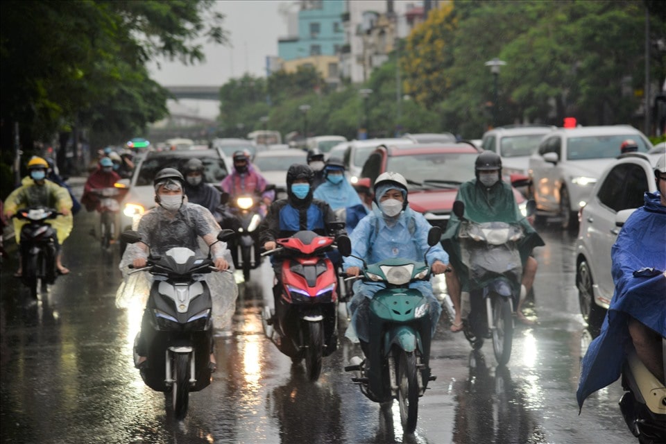 Weather forecast for the North: moderate to heavy rain tonight and tomorrow, August 24th. Photo: Tung Giang
