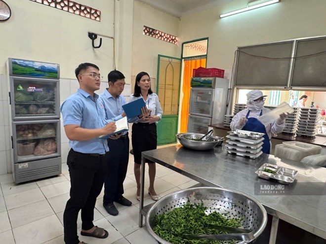 Khánh Hòa tăng cường kiểm tra các cơ sở kinh doanh thực phẩm. Ảnh: Phương Linh