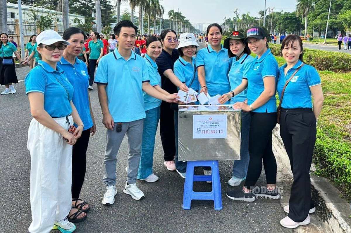 People participate in walking, supporting fundraising to support students in difficult circumstances at the beginning of the new school year. Photo: Thanh An