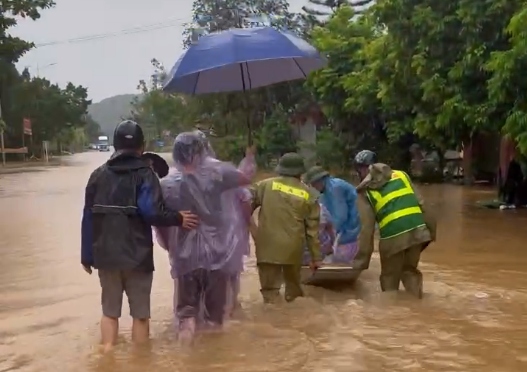 Truong Son Commune Police (Bac Ninh province) supported taking a resident to the emergency room when the area was flooded on August 23. Photo: Bac Ninh Provincial Police