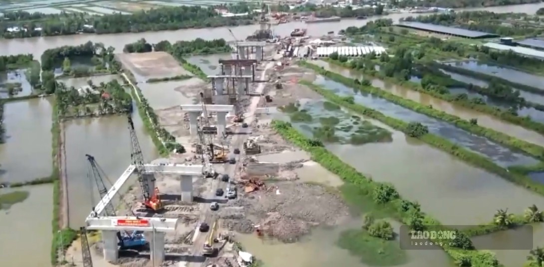 Núc giao điểm đầu cao tốc Cà Mau - Đất Mũi dần hình thành. Ảnh: Nhật Hồ.