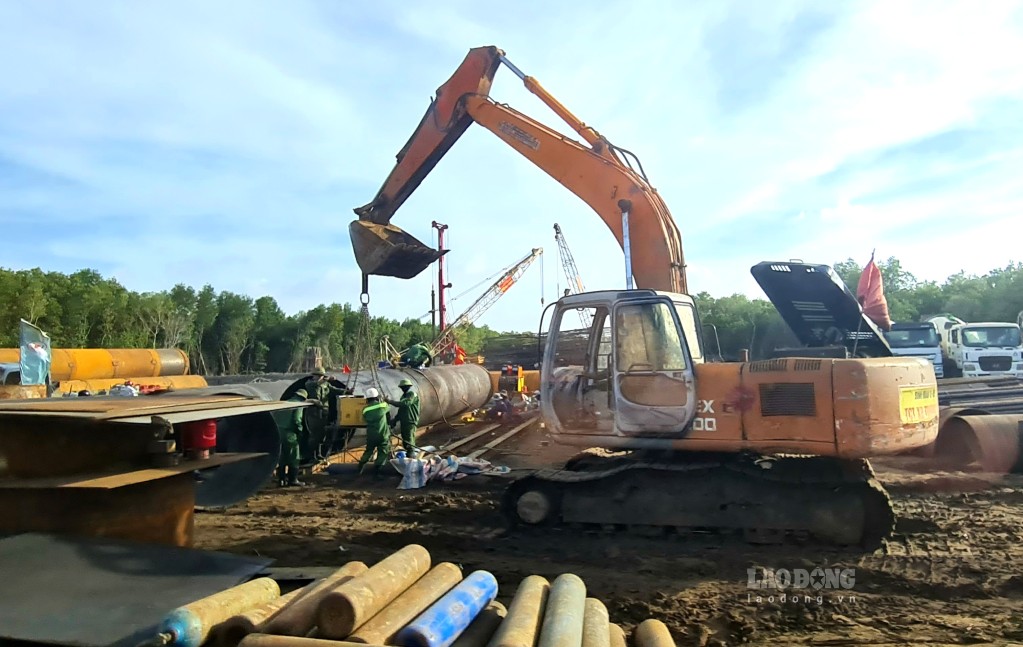 Tại nhiều điểm giao, nên đất thuận lợi các đơn vị thi công dự án cao tốc Cà Mau - Đất Mũi đẩy nhanh tiến độ. Ảnh: Nhật Hồ.