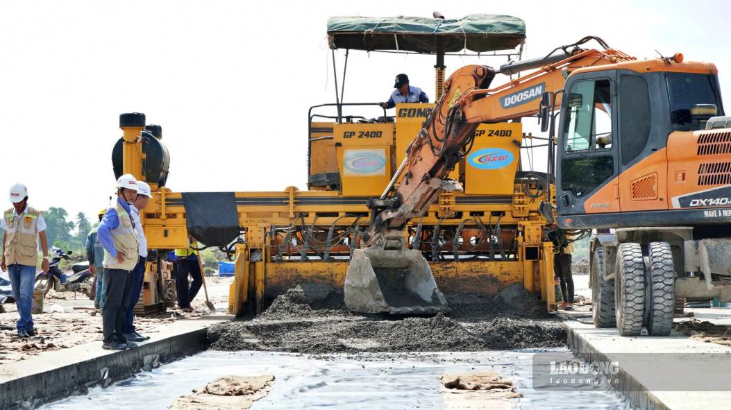 Accelerate construction of the project to upgrade and expand Ca Mau Airport. Photo: Nhat Ho.