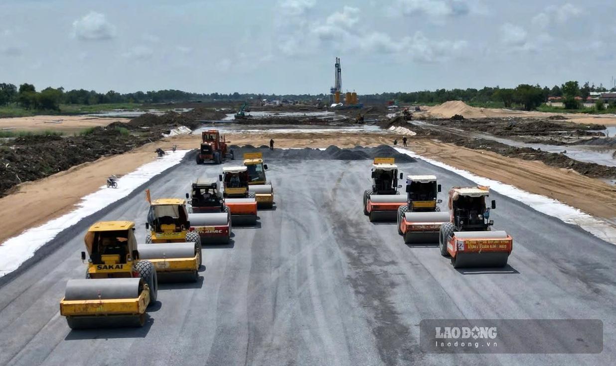 Nhiều phương tiện, máy móc tập trung thi công tại dự án nâng cấp mở rộng Cảng hàng không Cà Mau. Ảnh: Nhật Hồ.