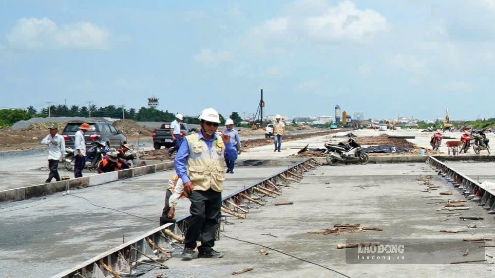 Chạy đua tiến độ với mùa mưa, khan hiếm vật liệu tại Dự án nâng cấp mở rộng Cảng hàng không Cà Mau. Ảnh: Nhật Hồ.