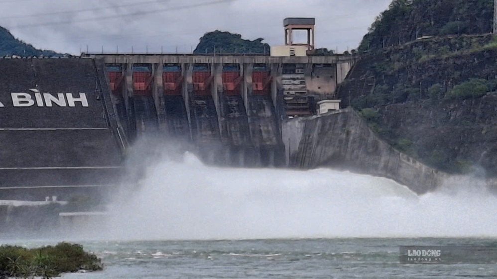 Hoa Binh Lake has a water level of 102.19 m. Photo: Minh Nguyen