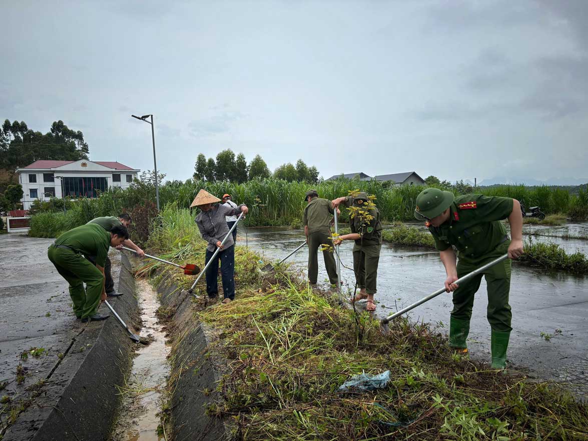 Công an xã Yên Thành cùng người dân phát quang, dọn dẹp các tuyến đường. Ảnh: Công an tỉnh Lào Cai