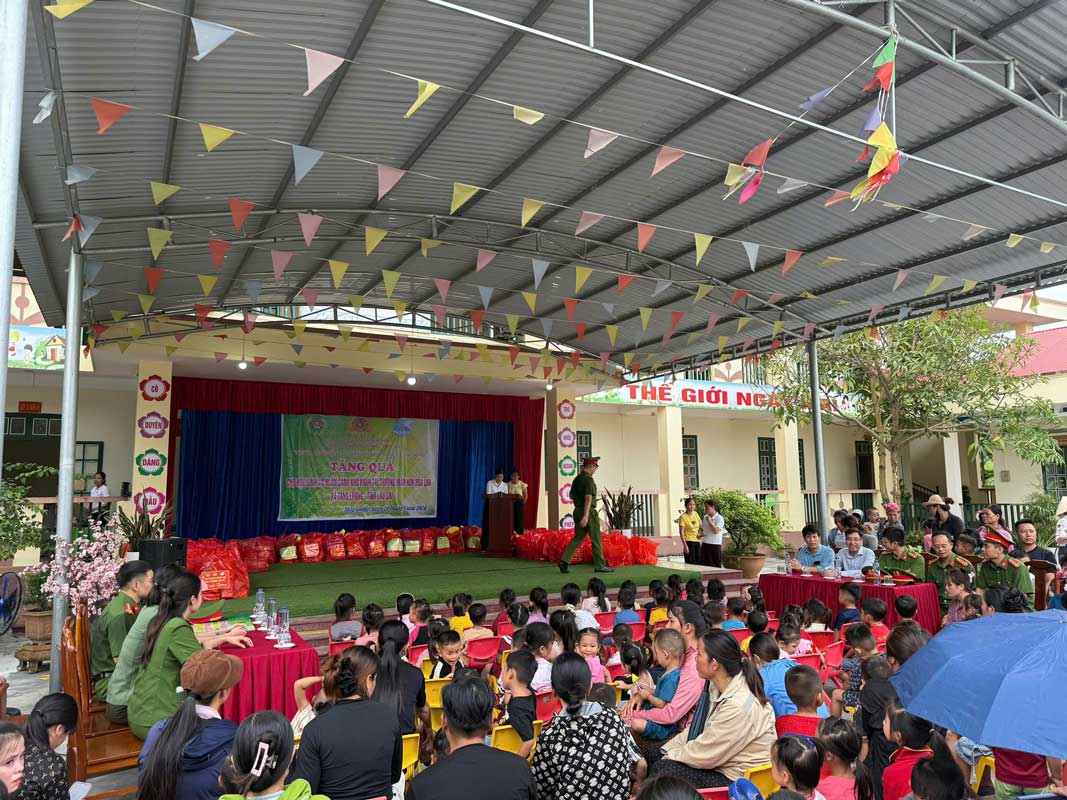 Công an xã Tằng Loỏng cùng các đơn vị trao quà, tiếp sức học sinh đến trường. Ảnh: Công an tỉnh Lào Cai