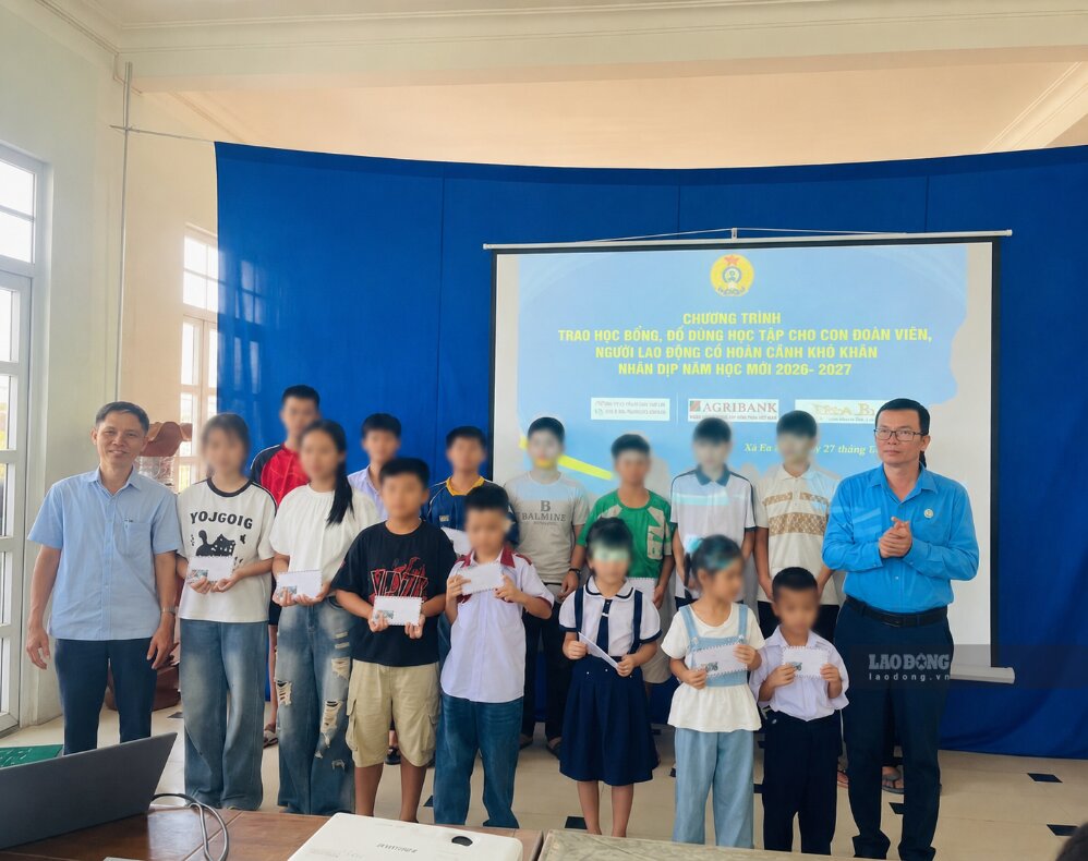 Tuy An Bac Commune Trade Union (Dak Lak province) organizes a program to award gifts and scholarships to students who are children of union members and workers. Photo: Tuy An Bac Commune Trade Union