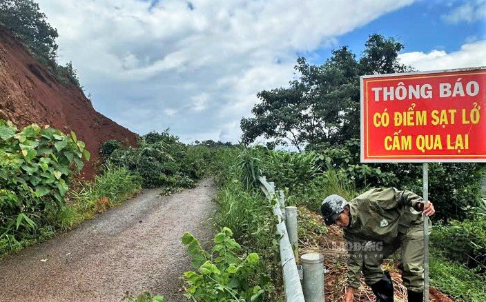 Landslides caused soil and rocks to bury the residential road in B'Tru village (Bao Lam 5 commune) which was buried. Photo: Hoai Thanh