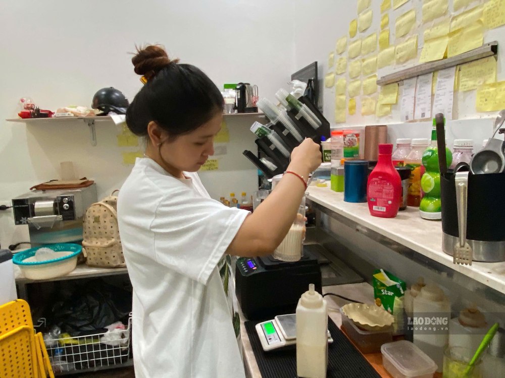 Tran Thi Nhat Huyen registers to work on holidays to have income to cover living expenses. Photo: Quynh Chi