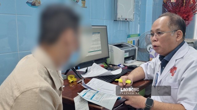 Dr. Mai Ba Tien Dung advises and examines patients who need andrology and advice on enhanced physiology in men. Photo: Nguyen Ly